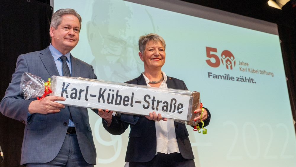 Beim Festakt wurde auch ein Schild der "Karl-Kübel-Straße" übergeben.