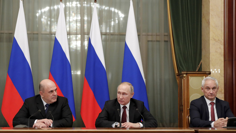  Andrej Beloussow (rechts) wird neuer russischer Verteidiungsminister, das hat Präsident Putin (Mitte) entschieden.