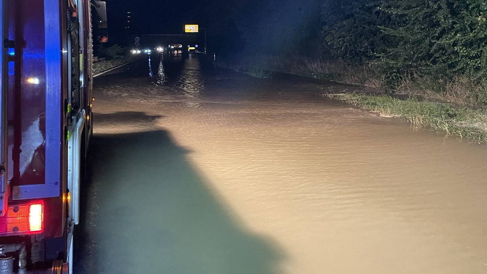 Nach einem Wasserrohrbruch wurde am Abend  die B9 zwischen Ludwigshafen-Pfingstweide und Frankenthal-Mitte überflutet. Durch den Druckabfall in der Leitung gab es im Stadtgebiet zwei Stunden lang kein Trinkwasser aus dem Wasserhahn.