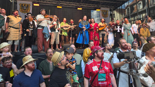Kuriose Bartwette in Gelnhausen gewonnen: 114 singende Männer im Video