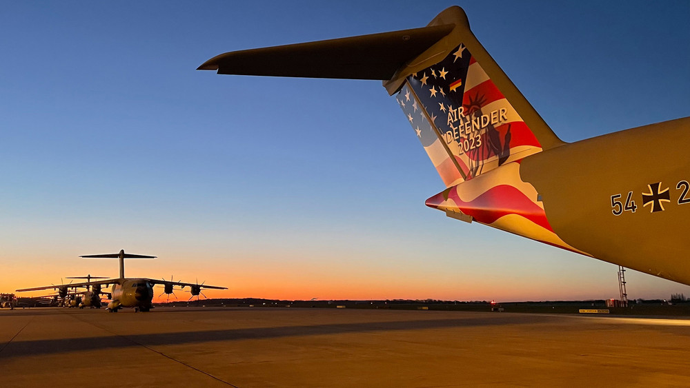 Die von der Bundeswehr herausgegebene Aufnahme zeigt einen Airbus A400M mit der Sonderfolierung zur Übung Air Defender 2023 kurz vor dem ersten Start auf dem Fliegerhorst Wunstorf. 
