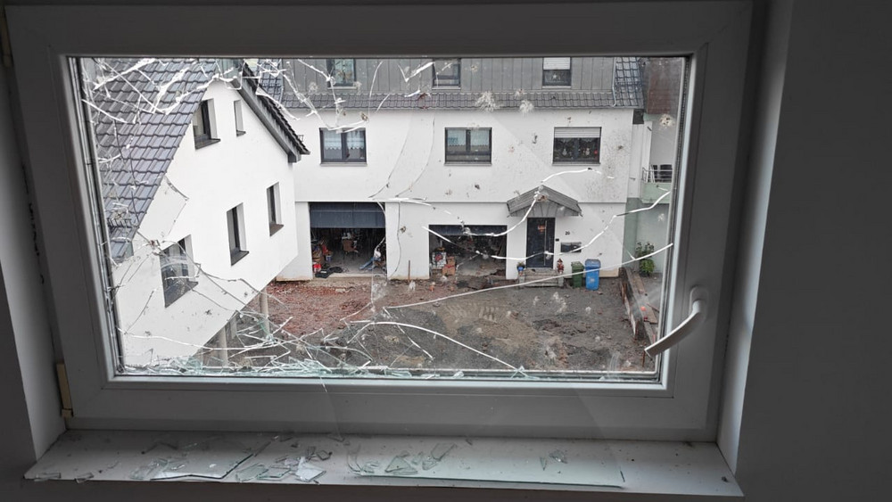 Eine zertrümmerte Fensterscheibe.