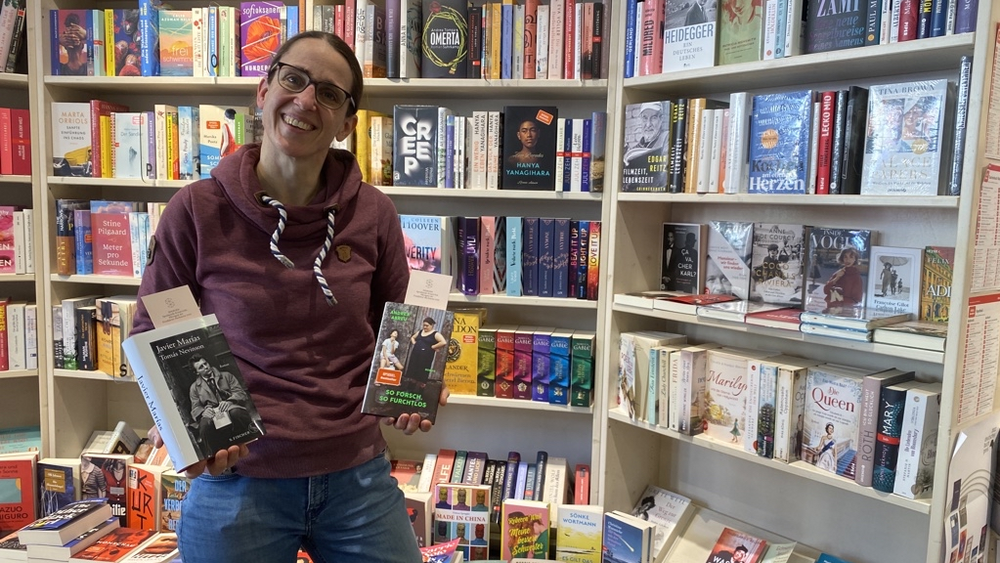Zu sehen ist Janine Wingert, die Exemplare ihrer Lesetipps präsentiert.