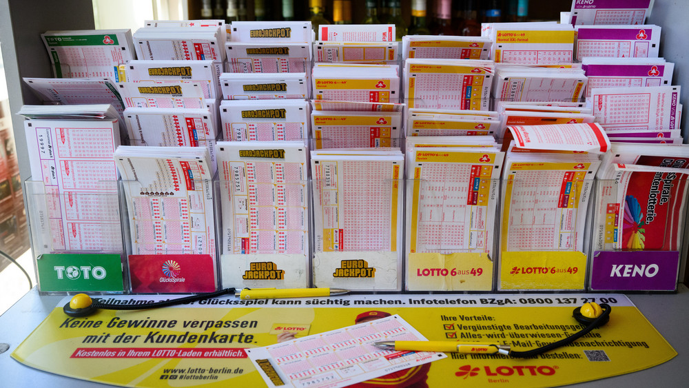 Zwei Wochen nach der Ziehung der Glückszahlen hat sich der Berliner Gewinner des Lotto-Eurojackpots im Wert von 120 Millionen Euro gemeldet