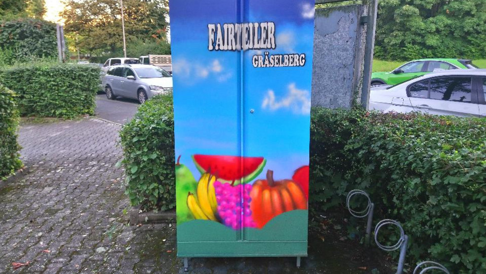 Der Fairteiler-Schrank vor der St.-Hedwig-Kirche in Wiesbaden erfreut sich zunehmender Beliebtheit. 