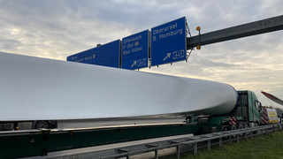 Bad Homburger Kreuz: Windrad-Schwerlaster fährt wieder