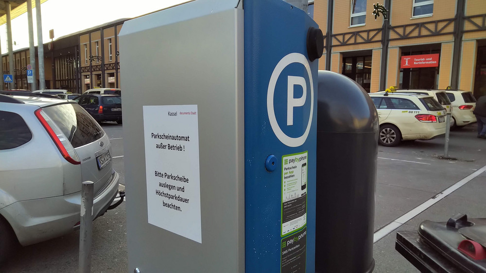 Die Parkscheinautomaten in Kassel werden zu Silvester mit speziellen Schutzhauben vor Böllern geschützt.
