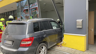 Auf Parkplatz in Helsa: 88-Jähriger kracht mit SUV in Schaufenster