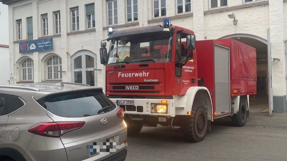 Weil ein Auto im absoluten Halteverbot gegenüber der Feuerwache parkt, kommt das Einsatzfahrzeug nicht vom Gelände.