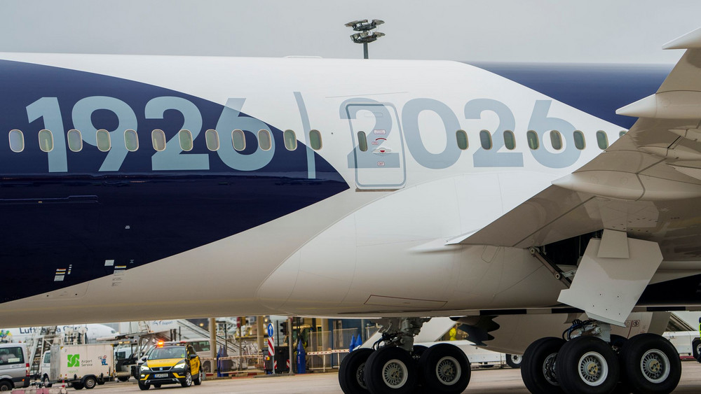 Boeing 787-9 mit Sonderlackierung „100 Jahre Lufthansa“