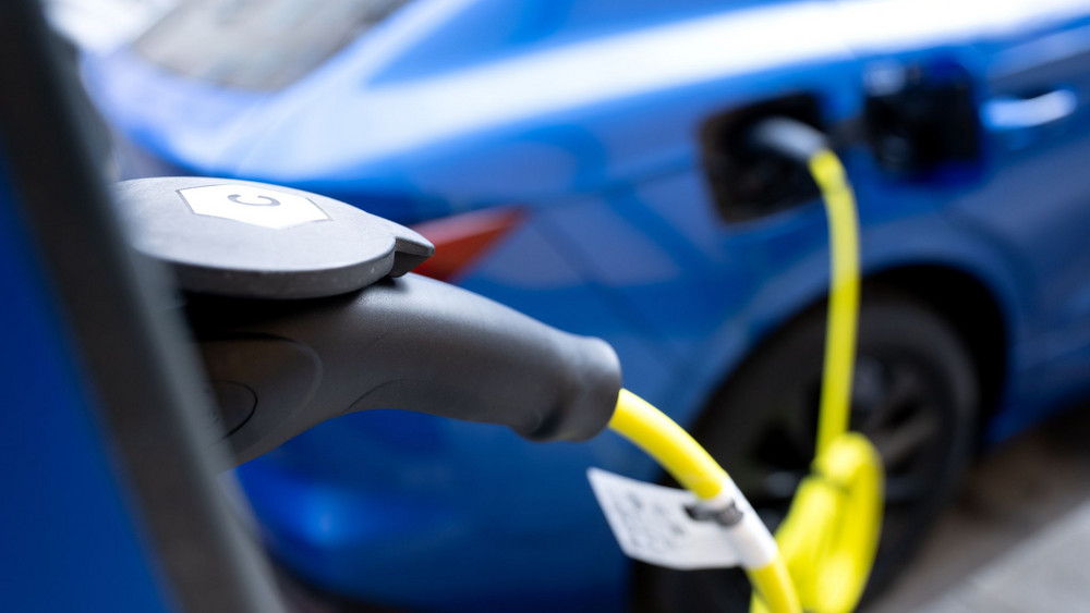 Elektroauto an Ladesäulen