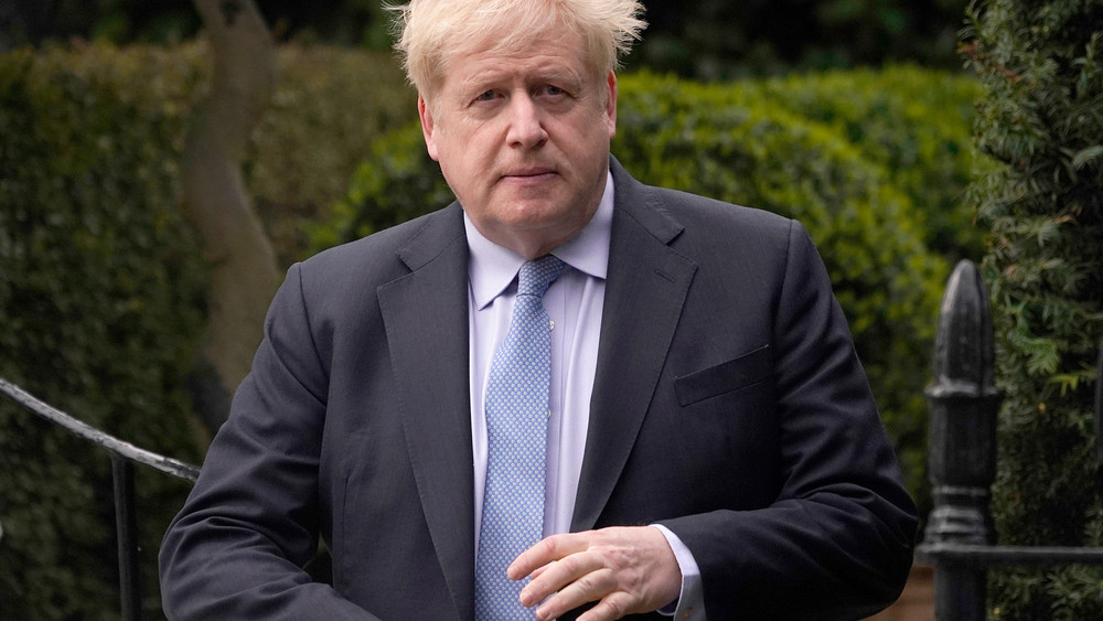 Der ehemalige britische Premierminister Johnson tritt mit sofortiger Wirkung als Abgeordneter zurück. Das teilte der konservative Politiker am Abend in einer Erklärung mit.