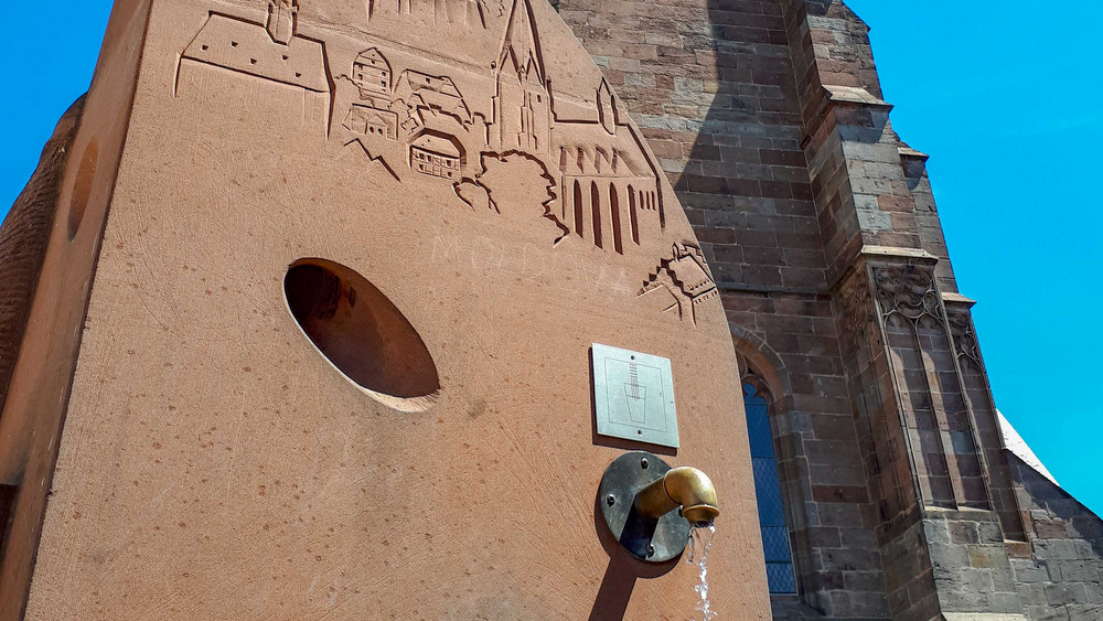 Viel trinken, ist besonders bei Hitze wichtig. In Marburg gibt es 16 öffentliche Trinkwasserbrunnen, an denen die eigene Wasserflasche aufgefüllt werden kann. 