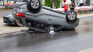 Auto überschlägt sich in Dipperz und bleibt auf Dach liegen