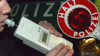 Mainzerin kracht mit Auto in Gerüst - Flucht auf drei Rädern