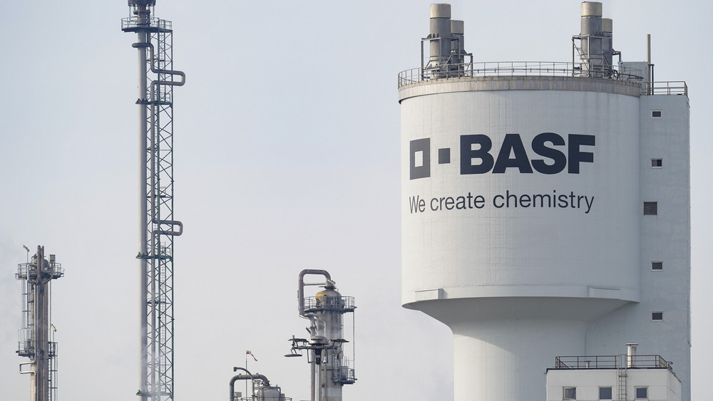 Ein Turm auf dem BASF Gelände. Die Branche rechnet mit einem schwierigen Jahr.