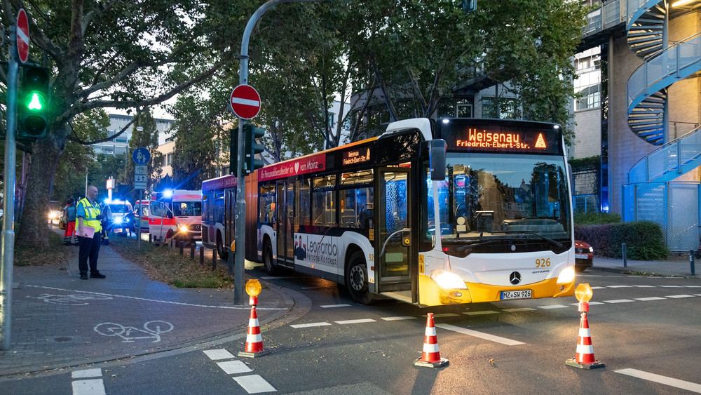 Der Bus war am Abend in der Oberstadt mit dem Auto zusammen gestoßen.