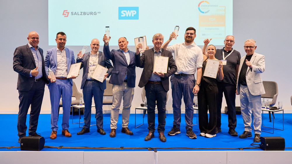 Zehn Versorger aus dem deutschsprachigen Raum wurden mit dem Award ausgezeichnet. Die RhönEnergie Gruppe, vertreten durch Dr. Volker Nies (fünfter von rechts), gehörte dazu.