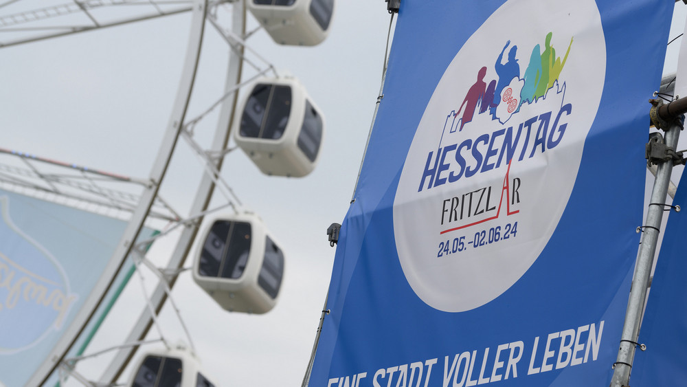 Seit dem Vormittag ist Betrieb auf der Hessentagsstraße in Fritzlar. Der Hessentag 2024 hat begonnen.