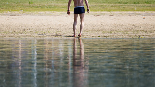 Ey Mann, wo ist mein Lkw? Polizei hilft Brummifahrer in Badehose