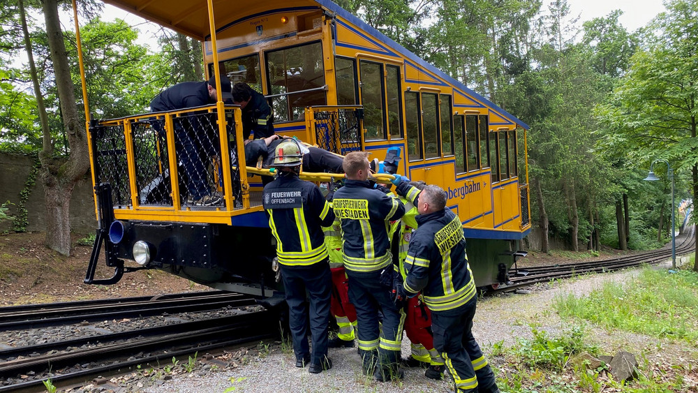 Beim Abstieg vom Neroberg hatte sich ein Mann verletzt. Bei der Rettung kam die Nerobergbahn zum Einsatz.