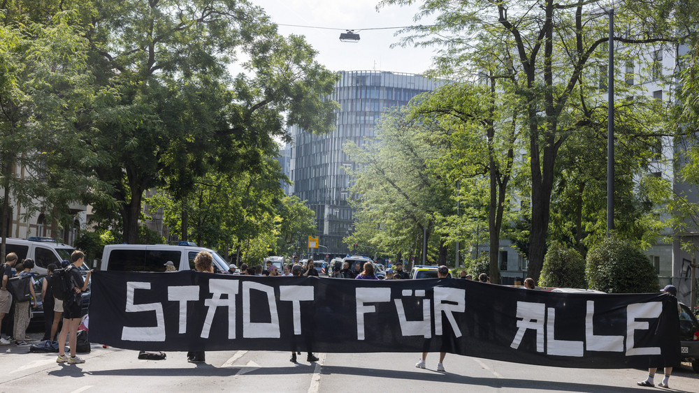 Im Sommer 2023 hatten Aktivisten das Gelände der ehemaligen Dondorf-Druckerei schon einmal besetzt und dabei bekamen sie Unterstützung von Demonstranten.