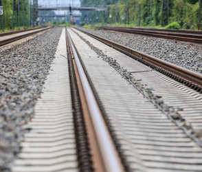 Brückenteile fallen auf Bahngleise im Kreis Groß-Gerau