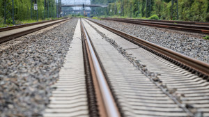 Brückenteile fallen auf Bahngleise im Kreis Groß-Gerau