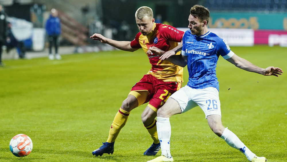 Marco Thiede (re.) im Zweikampf mit Matthias Bader (li.), den er in Darmstadt ersetzen soll.