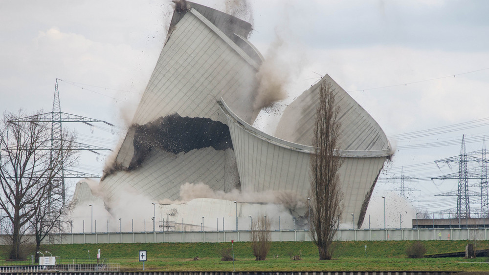 Mit der Aufnahme eines zusammenfallenden Kühlturms des ehemaligen Atomkraftwerks Biblis hat der Fotojournalist Frank Rumpenhorst den Wettbewerb «Pressefoto DJV Hessen» gewonnen.