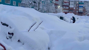 Helfer befreien in Russlands Kamtschatka Häuser aus tiefen Schneeverwehungen