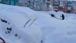 Helfer befreien in Russlands Kamtschatka Häuser aus tiefen Schneeverwehungen
