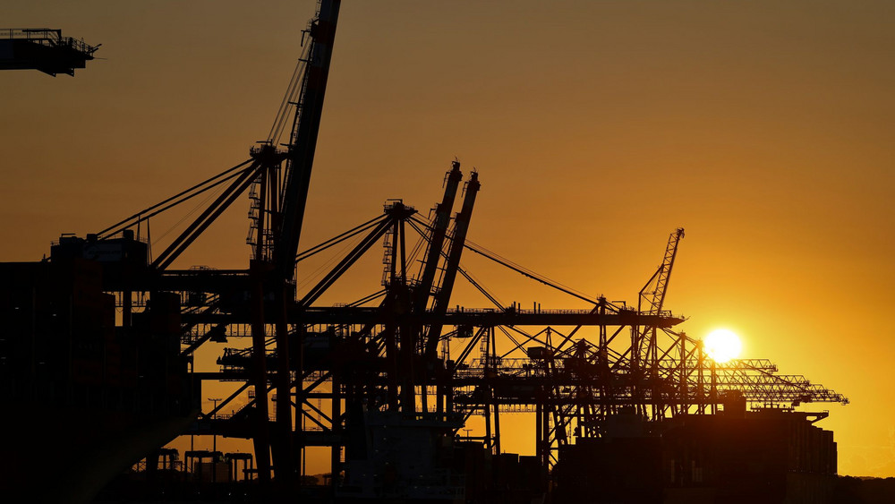Containerumschlag im Hafen Hamburg