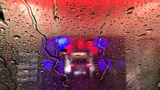 Wiesbaden: In Waschanlage Gas gegeben - Totalschaden