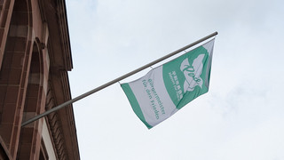 Wiesbaden hisst Friedensflagge gegen Atomwaffen