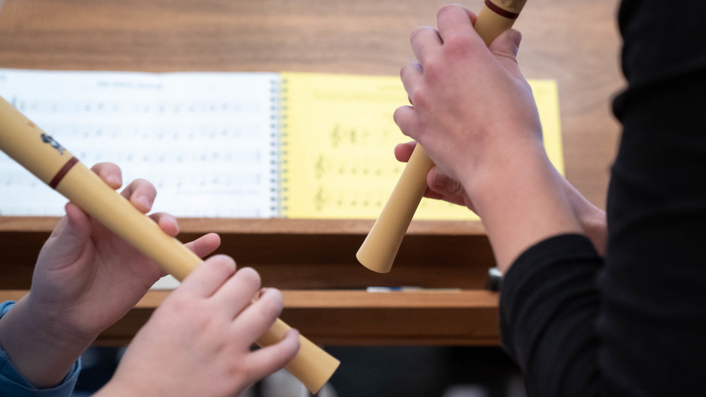 Selbst musizieren, statt nur Musik zu streamen: Hessens Koalitionsvertrag sieht auch ein schulisches Projekt mit Instrumenten vor, die etwas aus der Mode gekommen sind (Symbolbild).