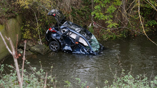 Trendelburg-Sielen: Auto stürzt in Nebenarm der Diemel - Fahrer stirbt