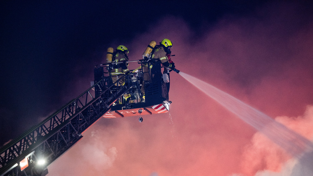 Einsatz für die Rettungskräfte und die Feuerwehr bei einem Brand in einem Mehrfamilienhaus im Hofheimer Stadtteil Marxheim (Symbolbild).