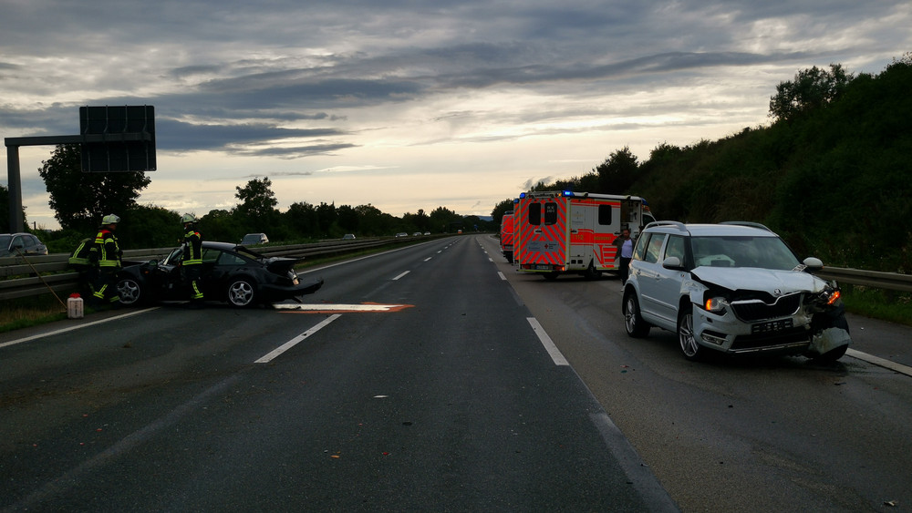 Feuerwehr und Rettungsdienst sind an der Unfallstelle auf der A66 bei Wiesbaden im Einsatz.