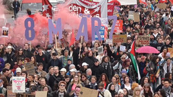 Rauchfackeln und klare Botschaften am Frauentag: Bundesweiter lauter Protest für mehr Rechte 