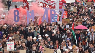 Rauchfackeln und klare Botschaften am Frauentag: Bundesweiter lauter Protest für mehr Rechte 