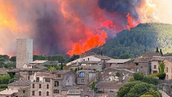 Cotignac: Historisches französisches Dorf trotzt verheerendem Waldbrand