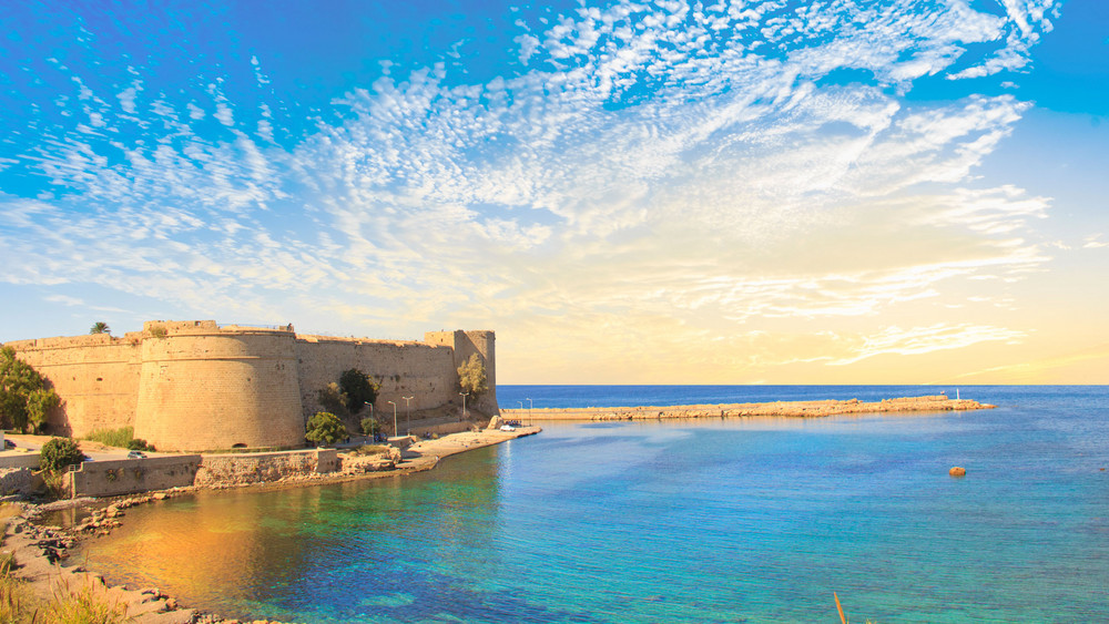 Kurzurlaub: An der Küste von Zypern ist es im Februar schon warm.