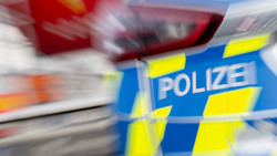 Raser flieht mit 150 Stundenkilometern vor Polizei