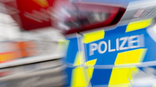 Raser flieht mit 150 Stundenkilometern vor Polizei