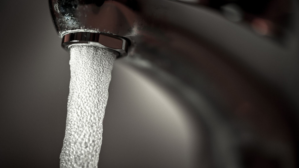 Unbekannte haben in einer Sporthalle in Büttelborn ein Waschbecken verstopft und den Wasserhahn aufgedreht.