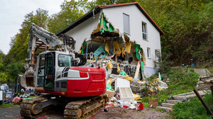 Ausraster in Mörlenbach? Mann beschädigt Haus mit Bagger