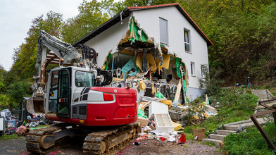 Ausraster in Mörlenbach? Mann beschädigt Haus mit Bagger