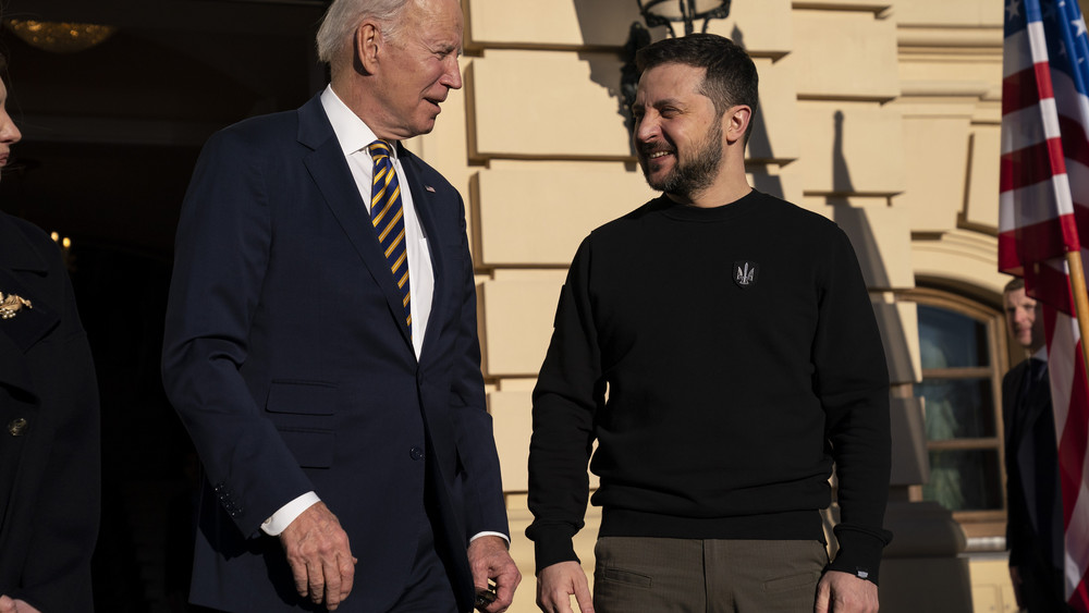 US-Präsident Joe Biden ist zu einem Besuch in der Ukraine eingetroffen. Unter strengsten Sicherheitsvorkehrungen kam er am Vormittag in Kiew an. Er traf auch Präsident Wolodymyr Selenskyj.
