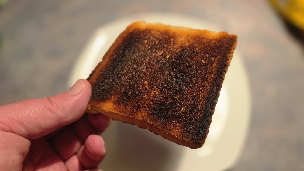 Ein schwarzer Toast wie dieser sorgte in Fulda für einen Großeinsatz von Feuerwehr und Rettungsdienst. Passiert ist niemandem etwas. Bis auf den Toast...
